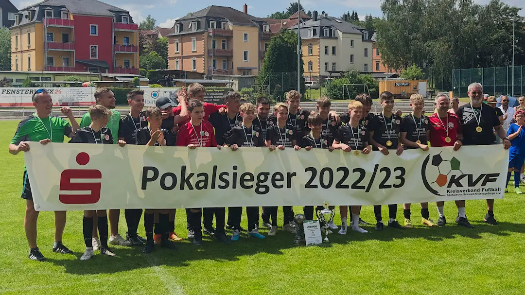 Bild unserer C-Junioren Fußballmannschaft nach dem Gewinn des Kreispokalfinales im Jahr 2023.