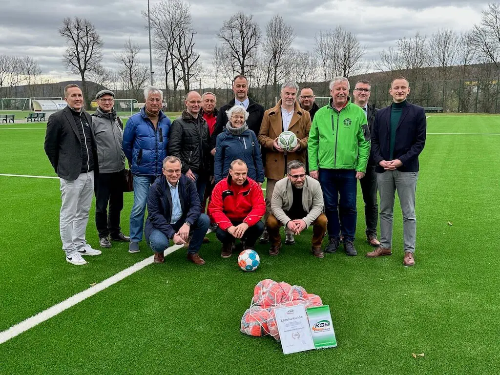 Gruppenfoto zur offiziellen Einweihung des sanierten Kunstrasen-Kleinspielfelds der Sportgemeinschaft Wurgwitz e.V. mit hochrangigen Gästen