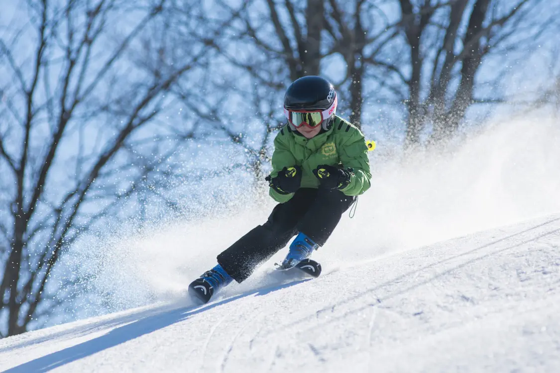 Titelbild der Ski-Abteilung der SG Wurgwitz, zeigt einen Jungen in Ski-Ausrüstung auf einem schneebedeckten Hang.