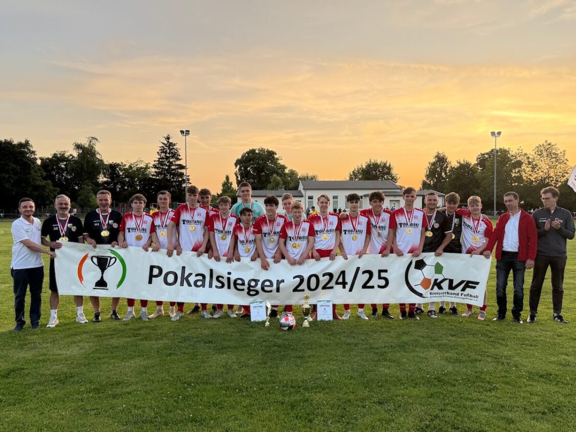 B-Junioren der SG Wurgwitz feiern den Sieg im Kreispokal 2024 mit Pokal und Mannschaftsfoto