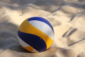 Musterbild eines Volleyballs im Sand, repräsentativ für die Volleyball-Abteilung der Sportgemeinschaft Wurgwitz.